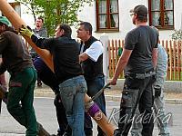2014-04-17 maibaum-aufstellen 2014 17 04 2014 18 27 18 c