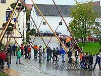 2015-05-01 maibaum-aufstellen 2015 01 05 2015 18 09 28 pf
