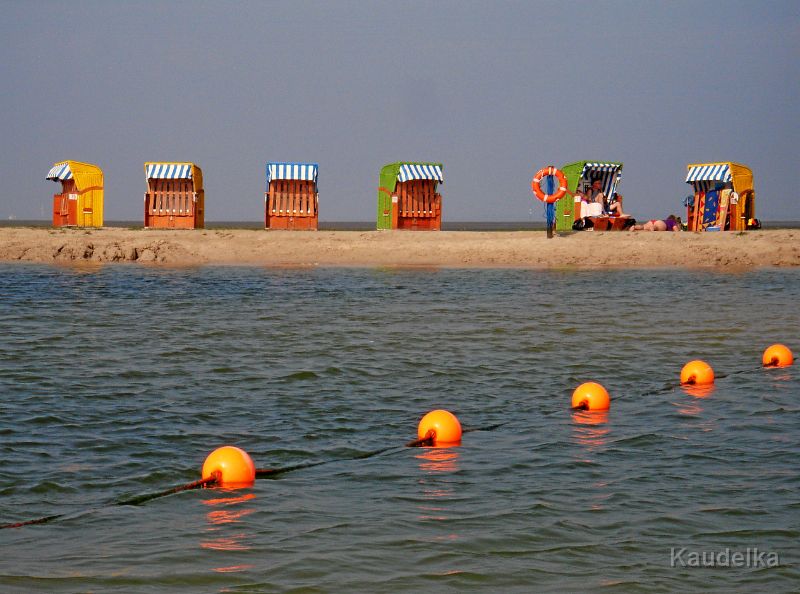 schwimmbojen_und_strandkoerbe.jpg - Schwimmbojen und Strandkörbe