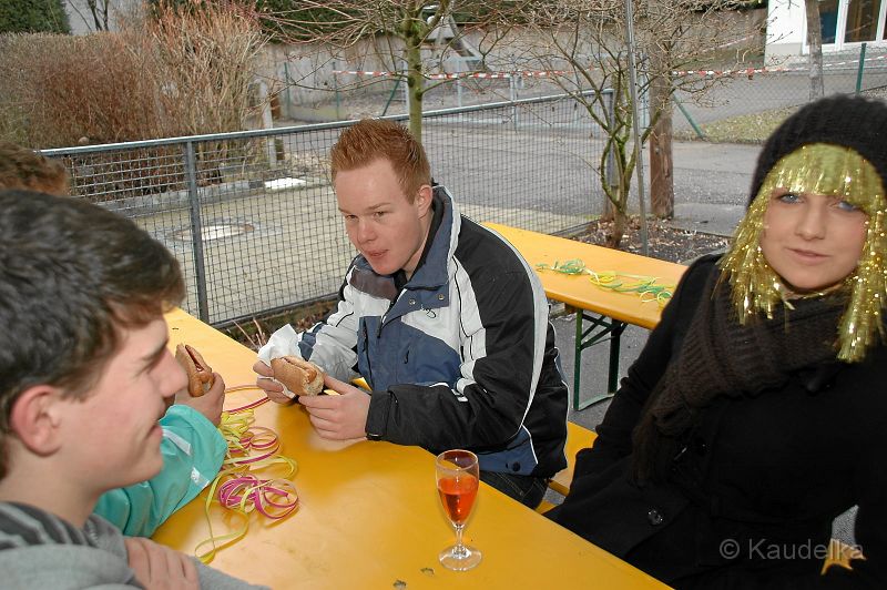 buntes_faschingstreiben_2011_02.jpg - Buntes  Faschingstreiben 2011 mit der Kindergarde aus Geisenfeld
