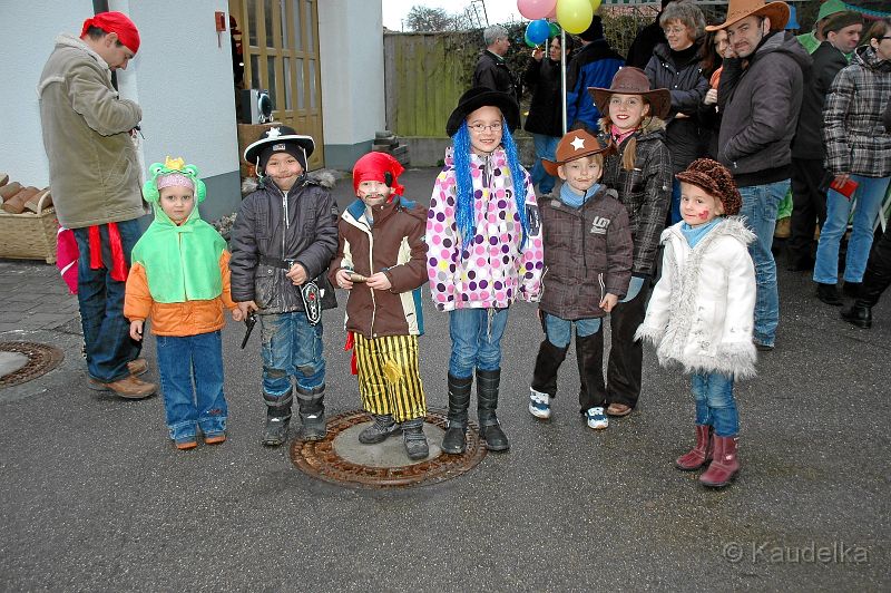 buntes_faschingstreiben_2011_10.jpg - Buntes  Faschingstreiben 2011 mit der Kindergarde aus Geisenfeld
