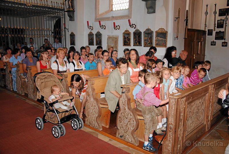 20_jahre_pfarrrer_schiessl_in_lauterbach_05.jpg - Fahnenweihe in Scheyern 2012