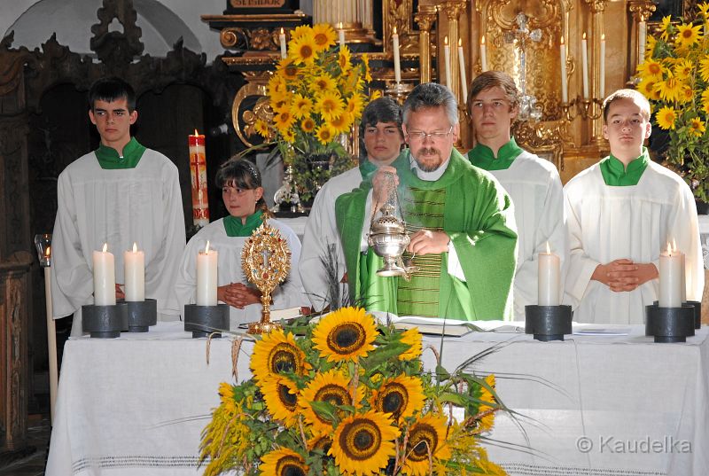20_jahre_pfarrrer_schiessl_in_lauterbach_11.jpg - Fahnenweihe in Scheyern 2012