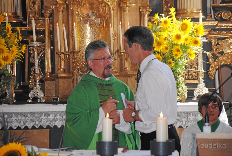 20_jahre_pfarrrer_schiessl_in_lauterbach_29.jpg - Fahnenweihe in Scheyern 2012