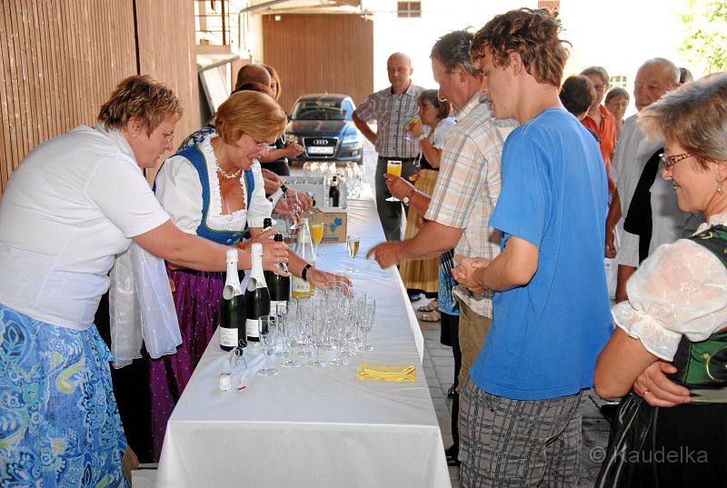 20_jahre_pfarrrer_schiessl_in_lauterbach_33.jpg - Fahnenweihe in Scheyern 2012