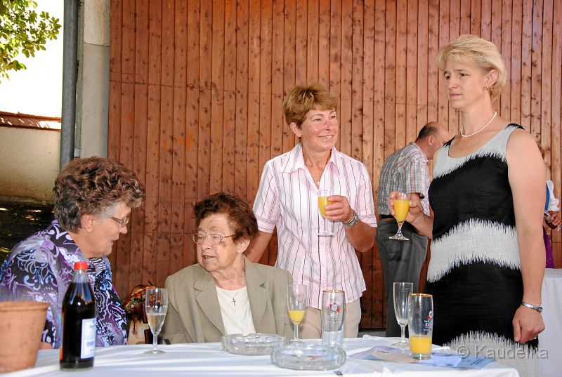 20_jahre_pfarrrer_schiessl_in_lauterbach_43.jpg - Fahnenweihe in Scheyern 2012