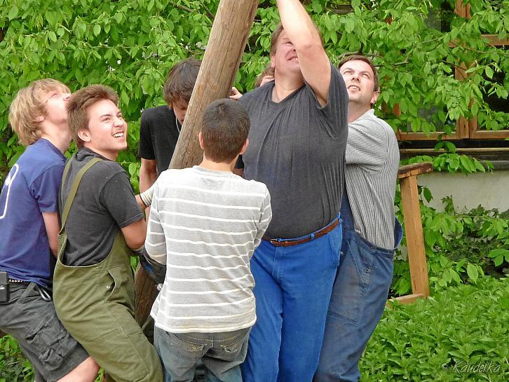 2009-05-01 maibaum-aufstellen 2009 01 05 2009 17 38 43 a