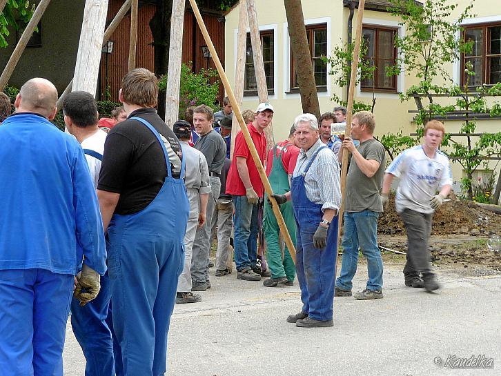 2009-05-01 maibaum-aufstellen 2009 01 05 2009 18 02 16 a