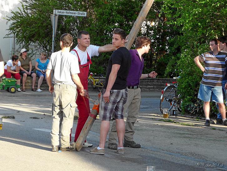 2012-05-01 maibaum-aufstellen 2012 01 05 2012 18 18 17 c