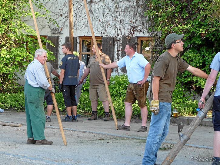 2012-05-01 maibaum-aufstellen 2012 01 05 2012 18 19 45 c